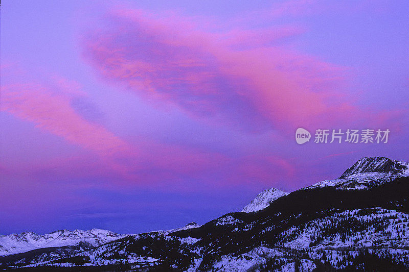 冰雪覆盖的冬日夕阳山