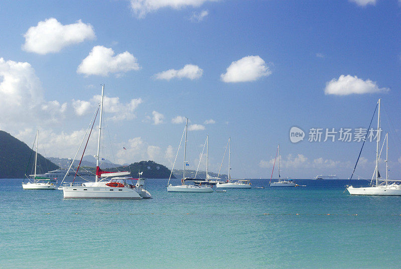 游艇在碧绿的水面上宁静的航行场景