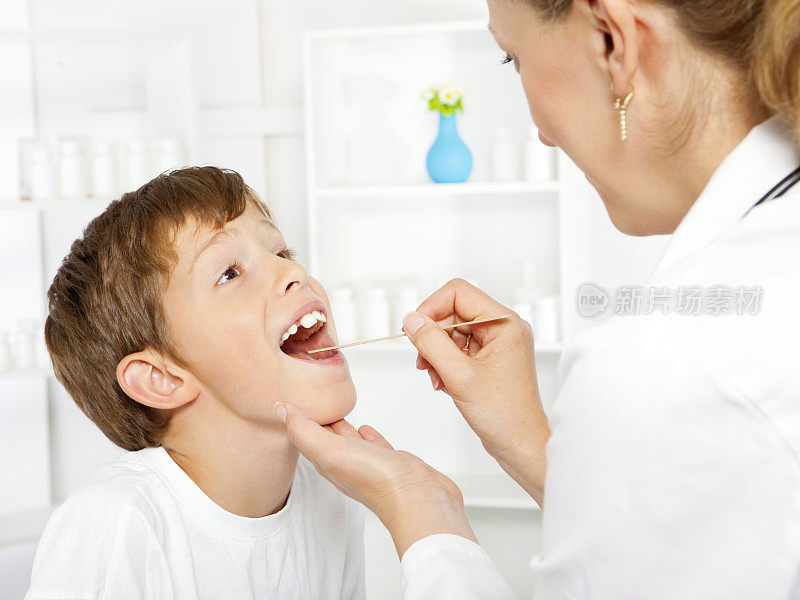 儿科医生友好地检查小男孩的喉咙