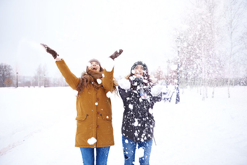 在冬天的雪中快乐