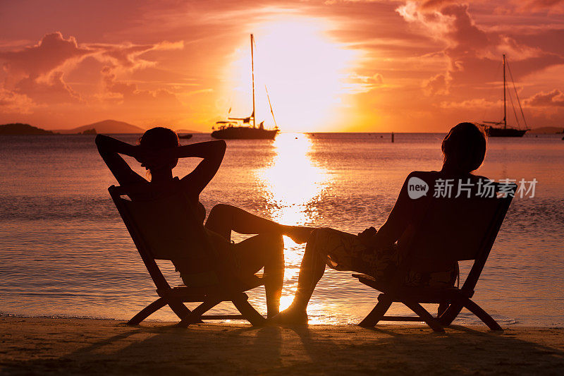 一对蜜月夫妇在加勒比海滩上看日落