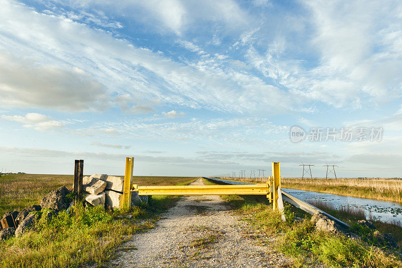 佛罗里达达德迈阿密大沼泽地的堵塞土路