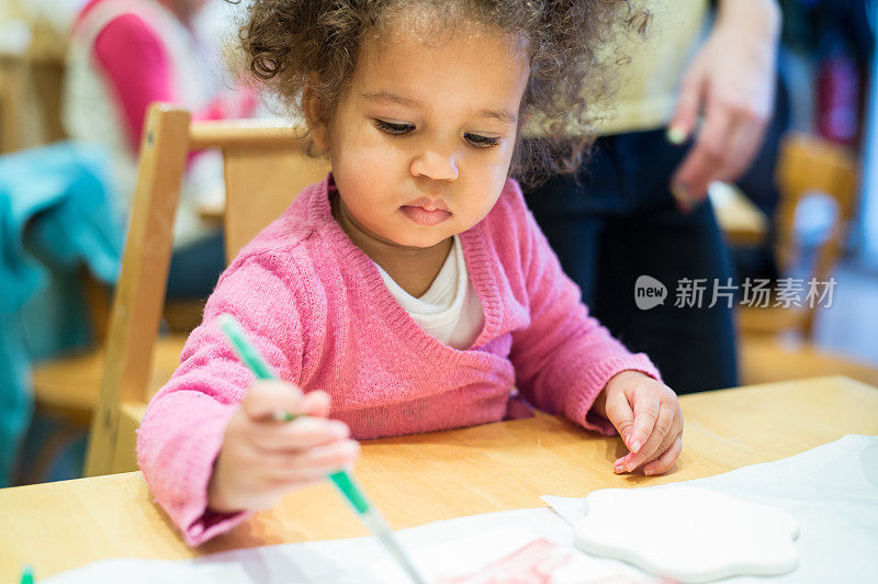 幼儿园里的混血儿绘画