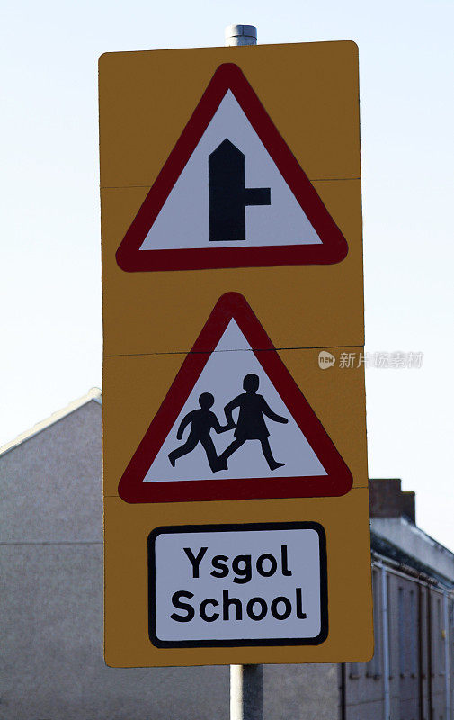 学校路标警告孩子们过马路