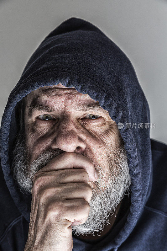 神秘的长着胡子的成年帽衫男