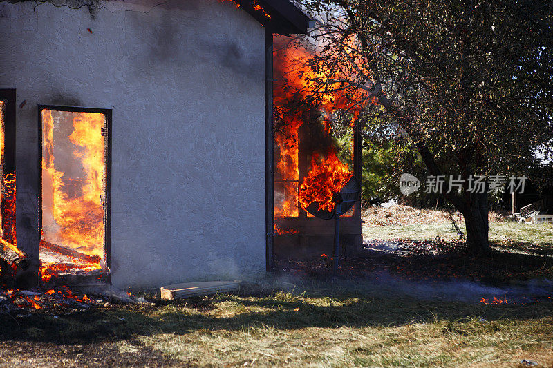 粉刷房子起火了。