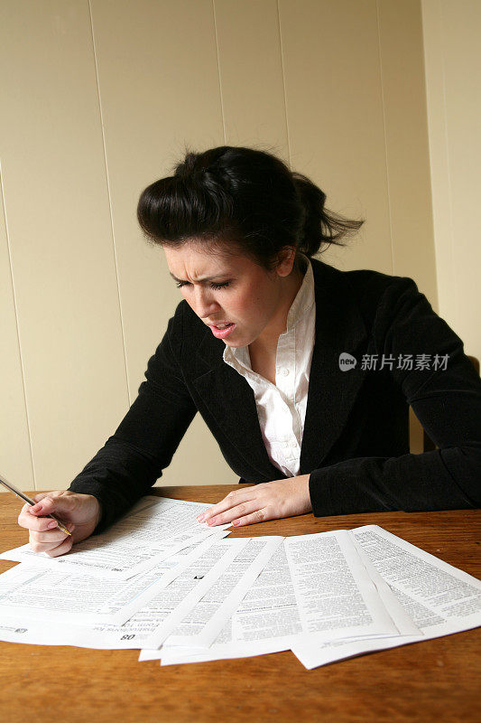 女人在填写纳税时感到困惑和沮丧