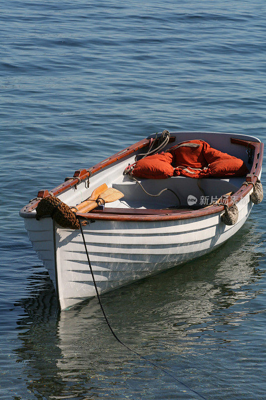 平底小渔船漂浮