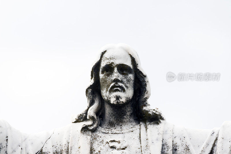 耶稣基督，白色大理石雕像，白色背景，复制空间