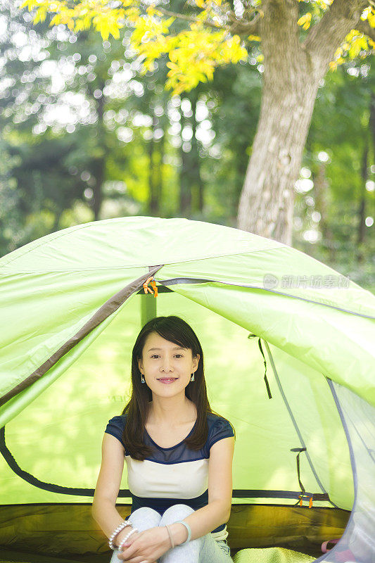 坐在帐篷里的亚洲年轻女子