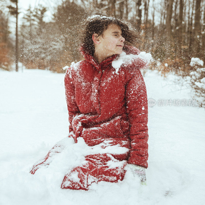 十几岁的女孩在冬天的森林里玩雪