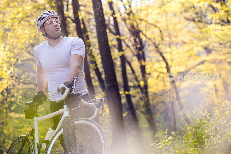 骑自行车在秋天