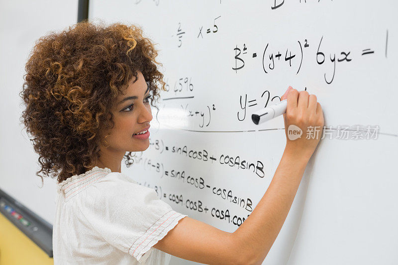 聪明的学生在白板上解数学题