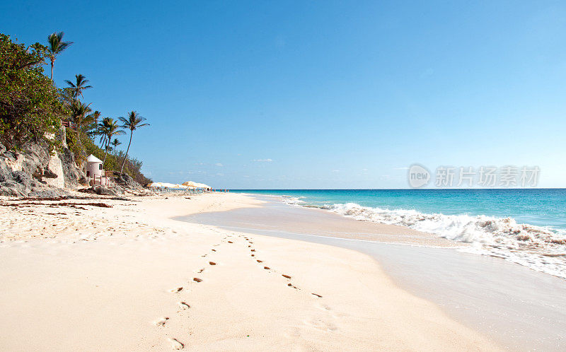 脚踏在百慕大肘滩的粉红色沙滩上