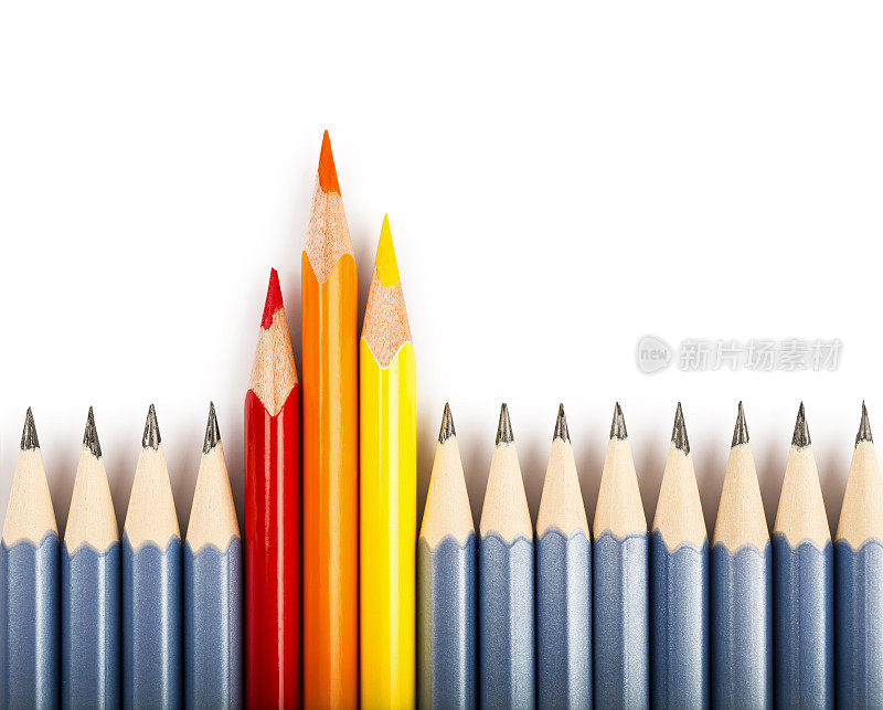 孤立的彩色铅笔从人群中脱颖而出