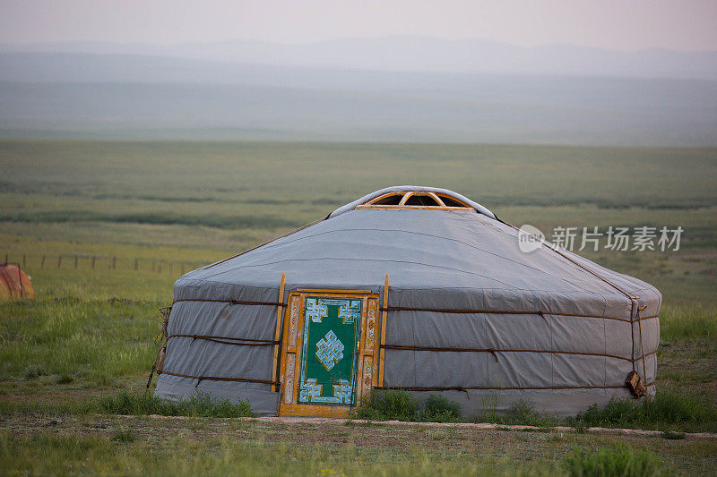 蒙古:曼达尔戈维附近的蒙古包营地