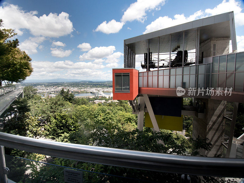 现代玻璃、钢结构高层建筑之间的城市景观，广角