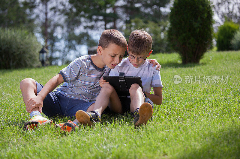 小朋友们在大自然中玩平板电脑
