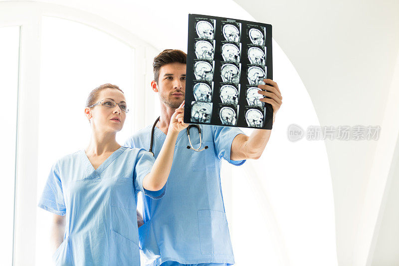 医生正在看大脑的核磁共振扫描