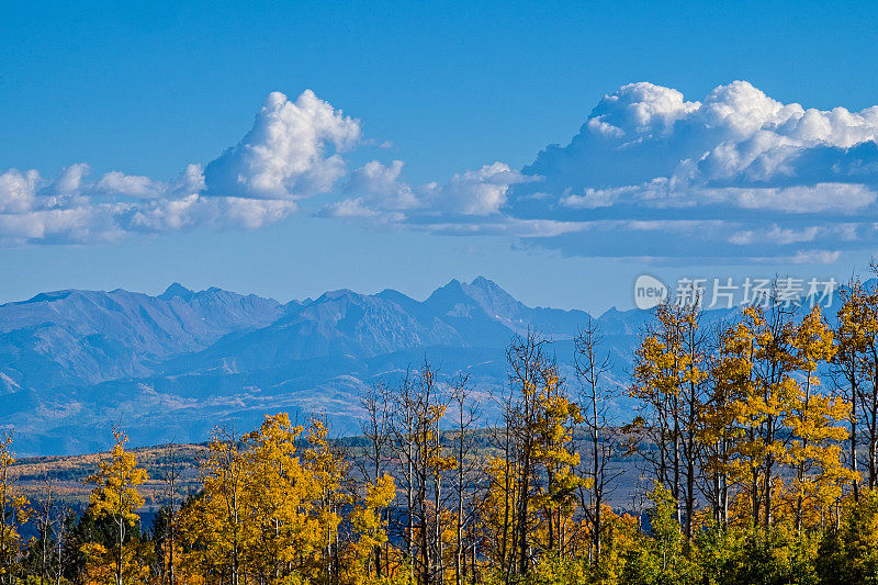 秋天的颜色和麋鹿山脉风景优美