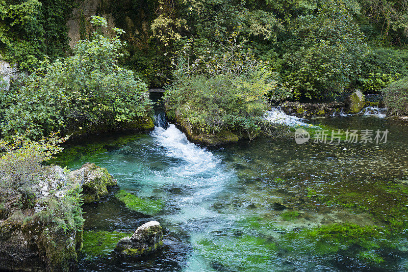 法国，欧洲，普罗旺斯，Fontaine-de-Vaucluse的佐尔格河