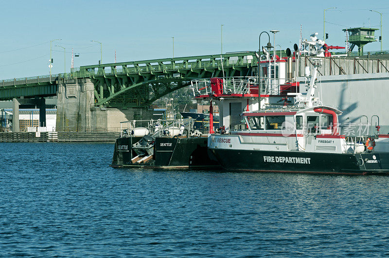 华盛顿州西雅图市巴拉德大桥附近的鲑鱼湾上的消防船
