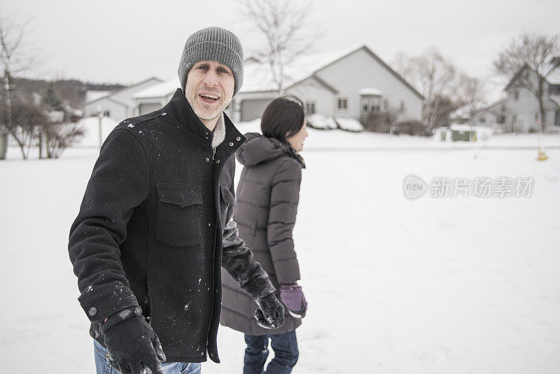 多民族夫妇户外下大雪