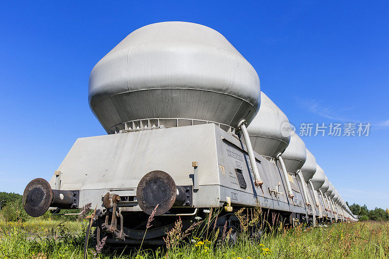 装有水泥罐车的货运列车