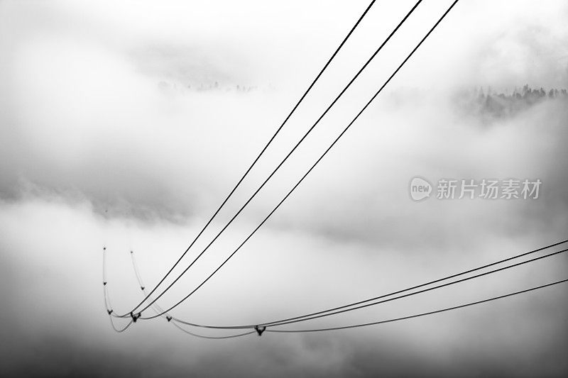 电缆铁路在多云的日子里在山里