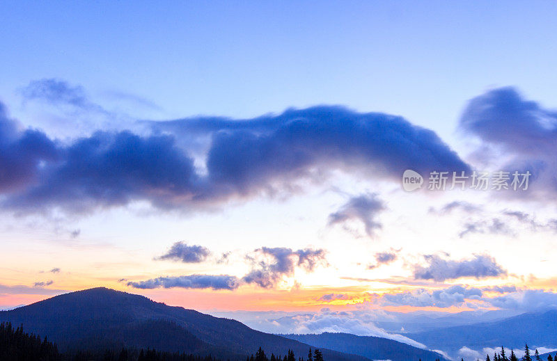 喀尔巴阡山脉。美丽的山景。大自然在山中。美丽的云。