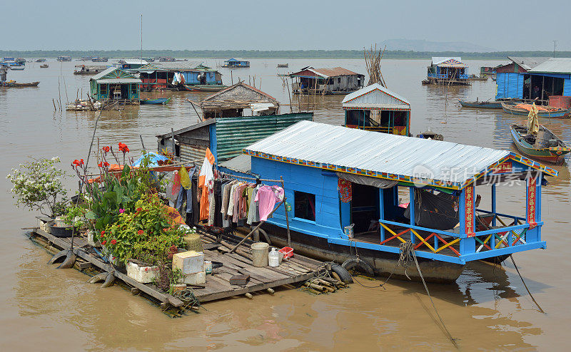 柬埔寨洞里萨湖上的船屋
