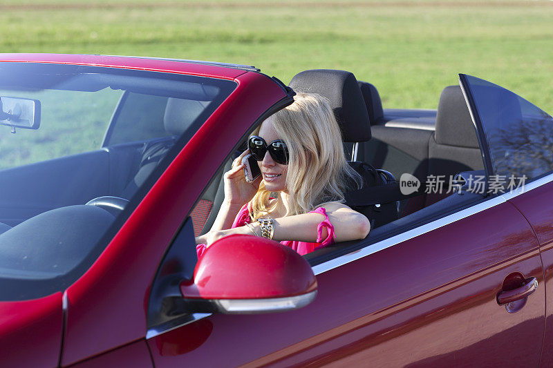 年轻女子坐在车里，正在用手机