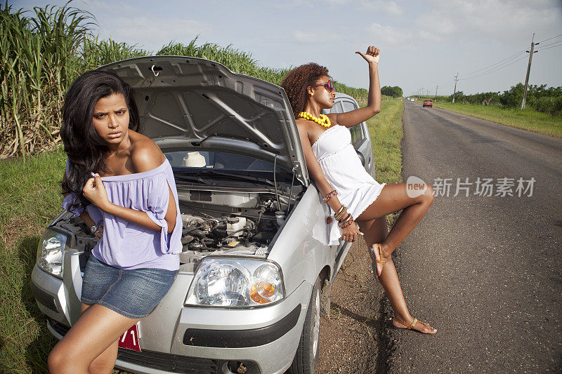 两个女人搭便车