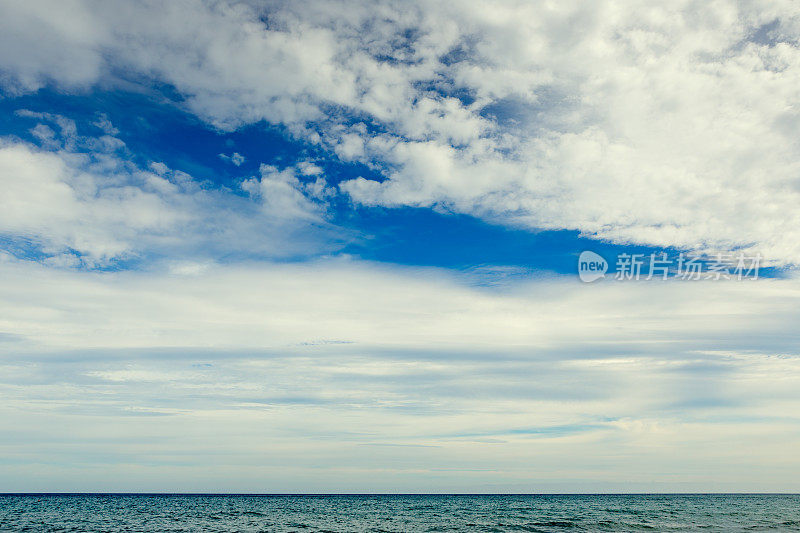 只有大海和天空