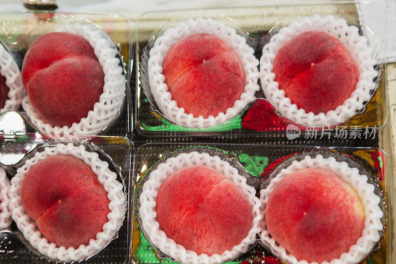 桃子在日本京都的市场上出售