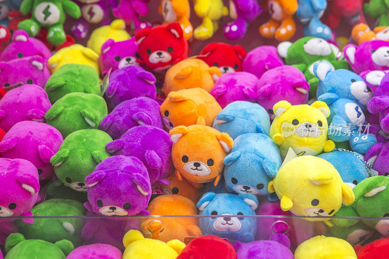 在日本的京都，五颜六色的玩具熊正在出售