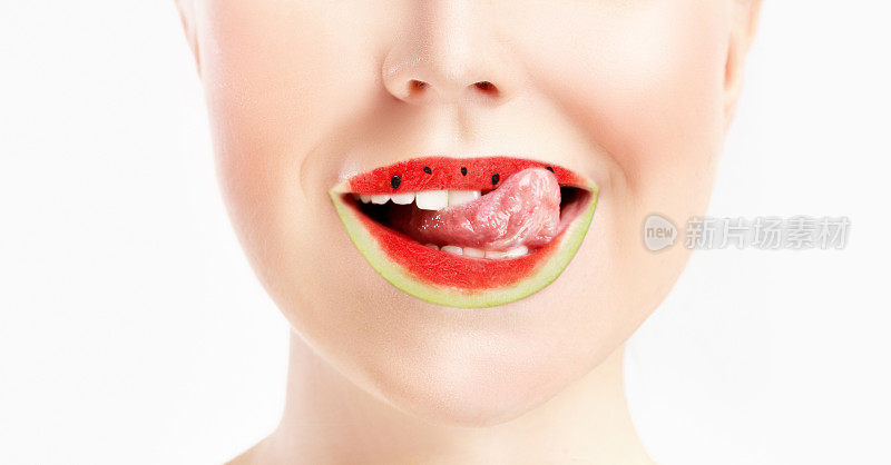 西瓜的嘴唇。概念-果味唇彩