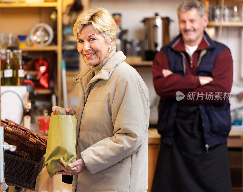 一位女性顾客在一家绿色食品杂货店购物