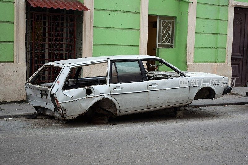 在街上垂死的旧车