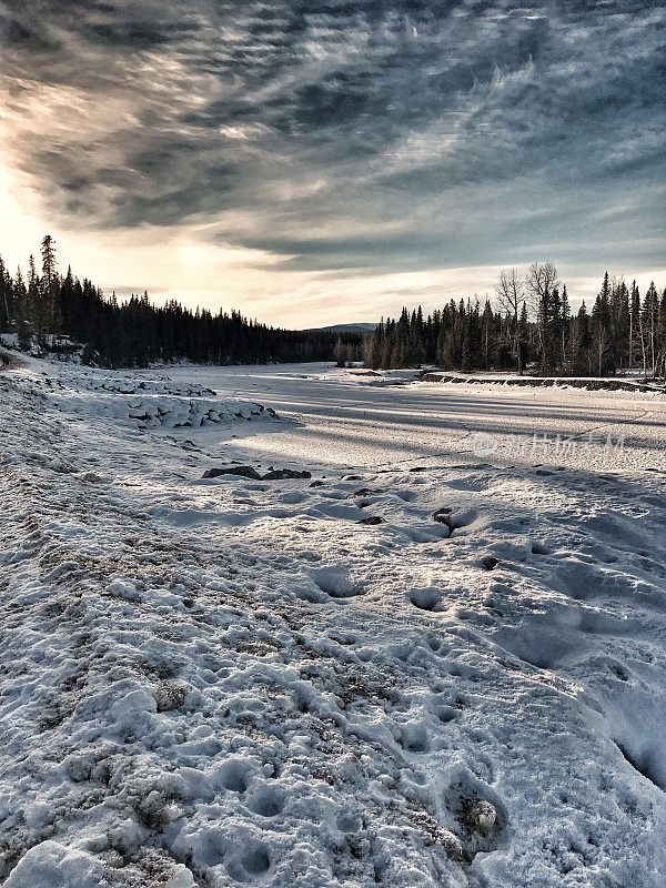 加拿大阿尔伯塔省，布拉格溪，冬天冻肘河