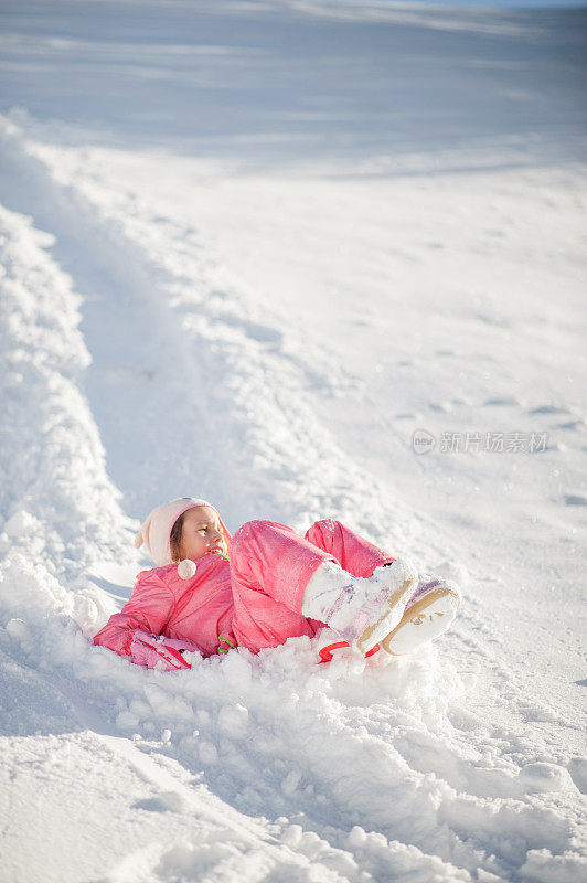 孩子在雪地上滑倒了