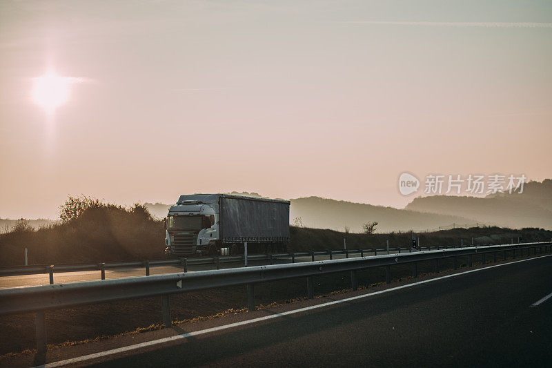 日落时分高速公路上的卡车