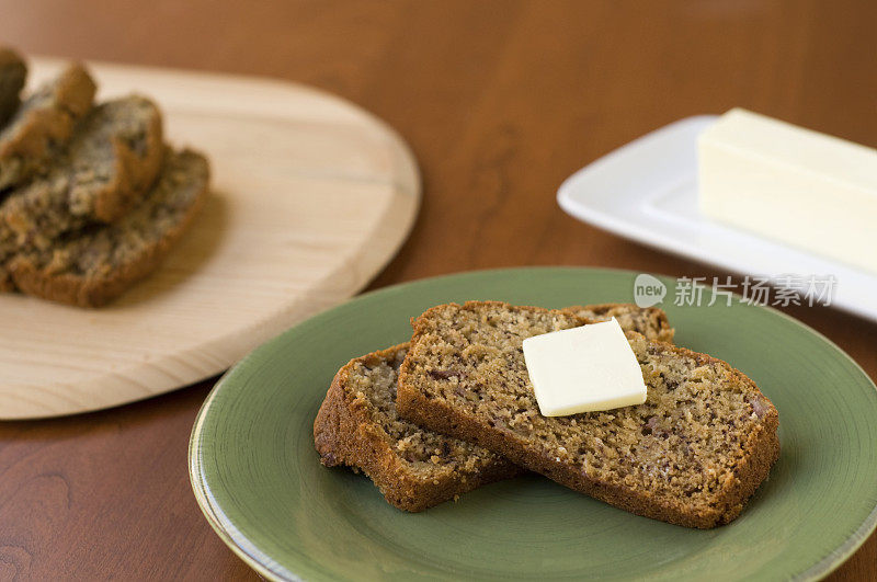 切片面包，切菜板和黄油盘