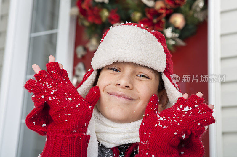 圣诞小男孩玩雪