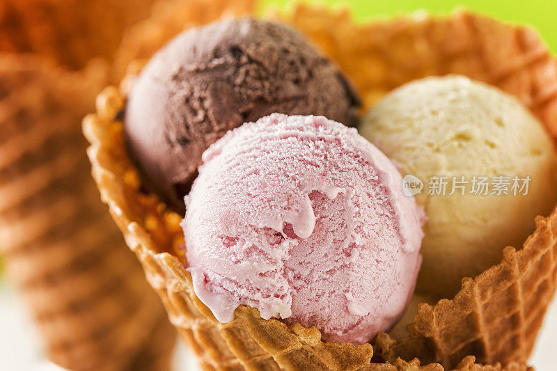 甜筒草莓香草和巧克力冰淇淋