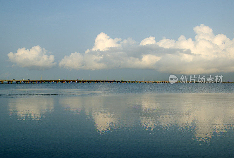 大海上一座大桥的美丽景色