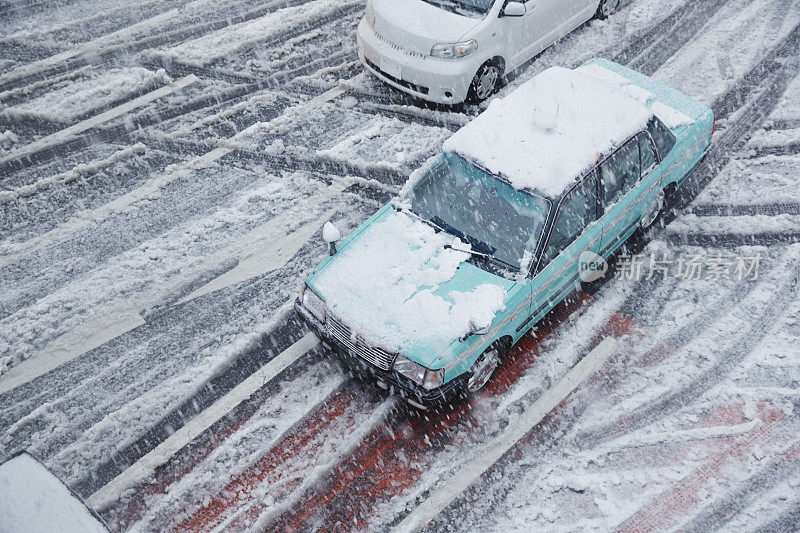 市中心的雪路