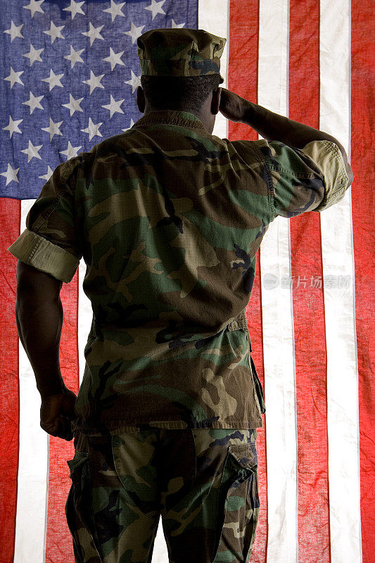 士兵向美国国旗敬礼