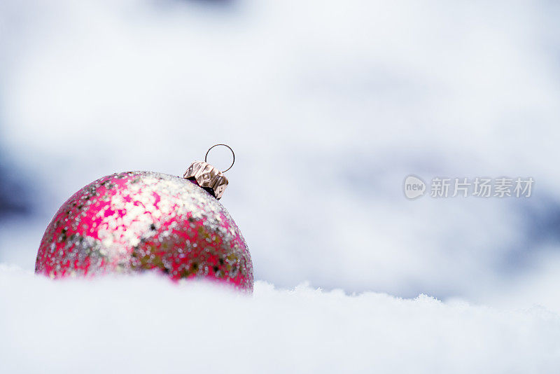 圣诞装饰在雪中