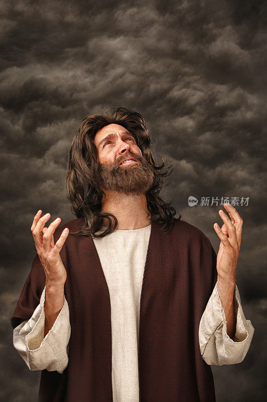 耶稣基督举起手臂，看起来很不安